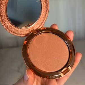 Radiant “Light Rosy” Bronzer + Contour powder by MAC